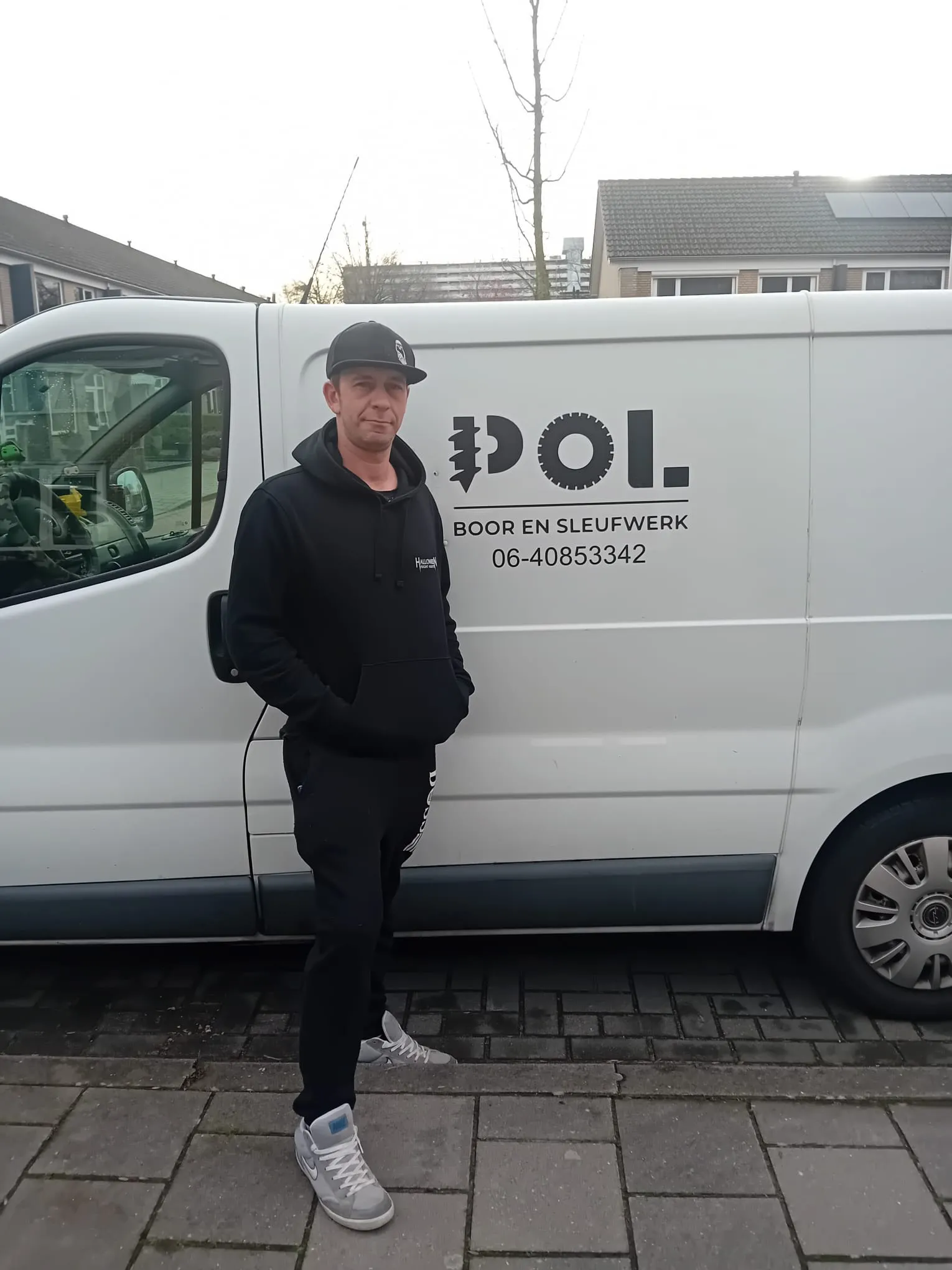 Annemiek aan de telefoon